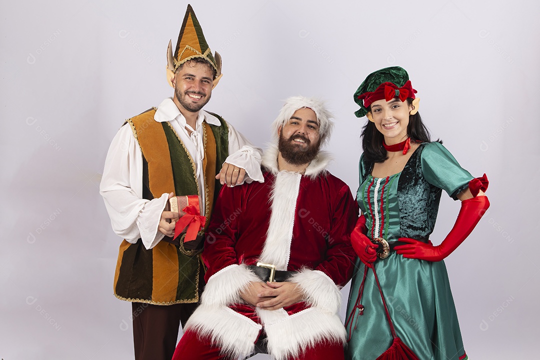 Papai Noel e duendes sobre fundo branco