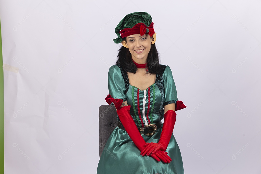 Linda jovem com fantasia de duende em fundo branco