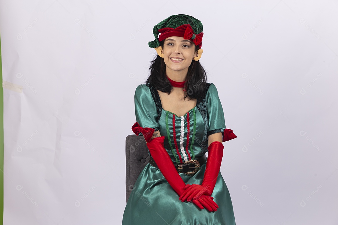 Linda jovem com fantasia de duende em fundo branco