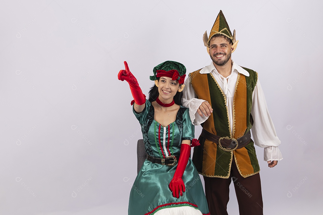 Linda jovem com fantasia de duende em fundo branco