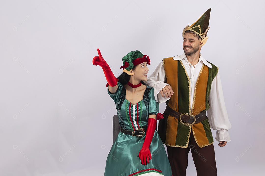 Linda jovem com fantasia de duende em fundo branco