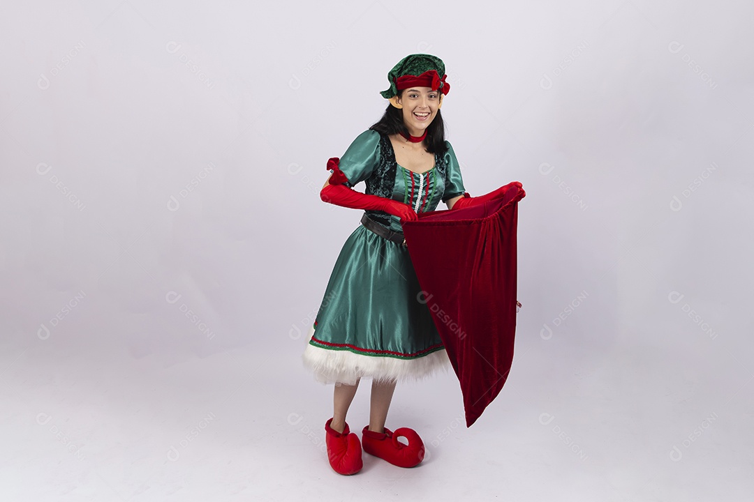 Linda jovem com fantasia de duende em fundo branco