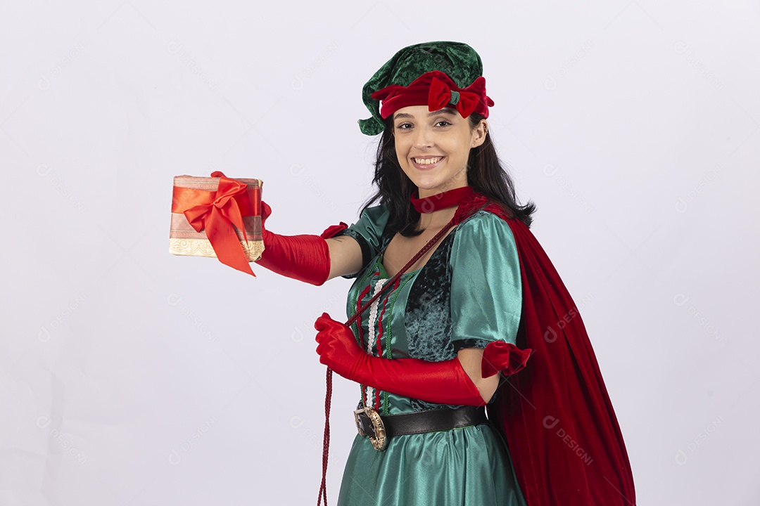 Linda jovem com fantasia de duende em fundo branco