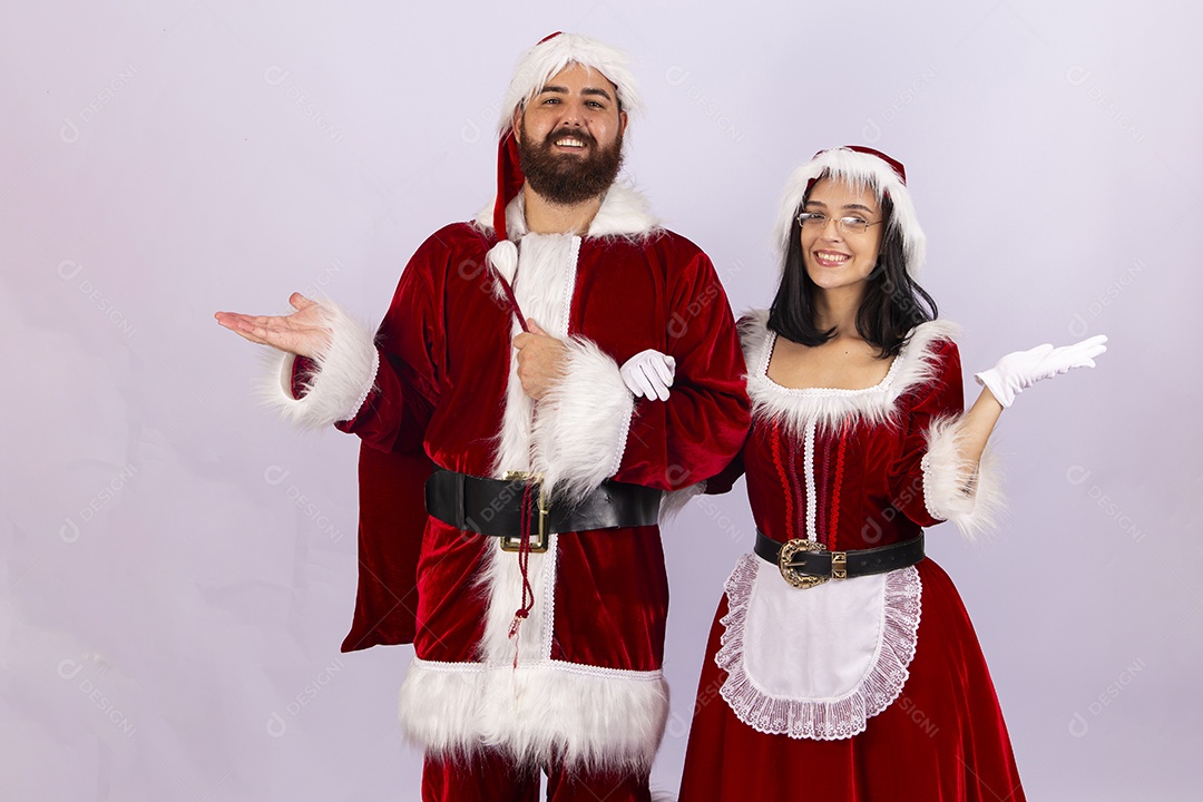 Papai Noel e jovem sobre fundo branco
