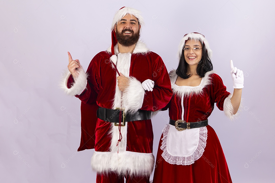 Papai Noel e jovem sobre fundo branco