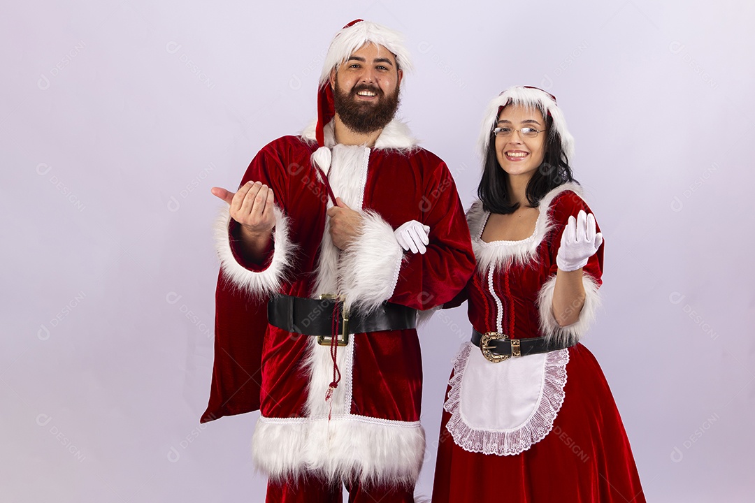 Papai Noel e jovem sobre fundo branco