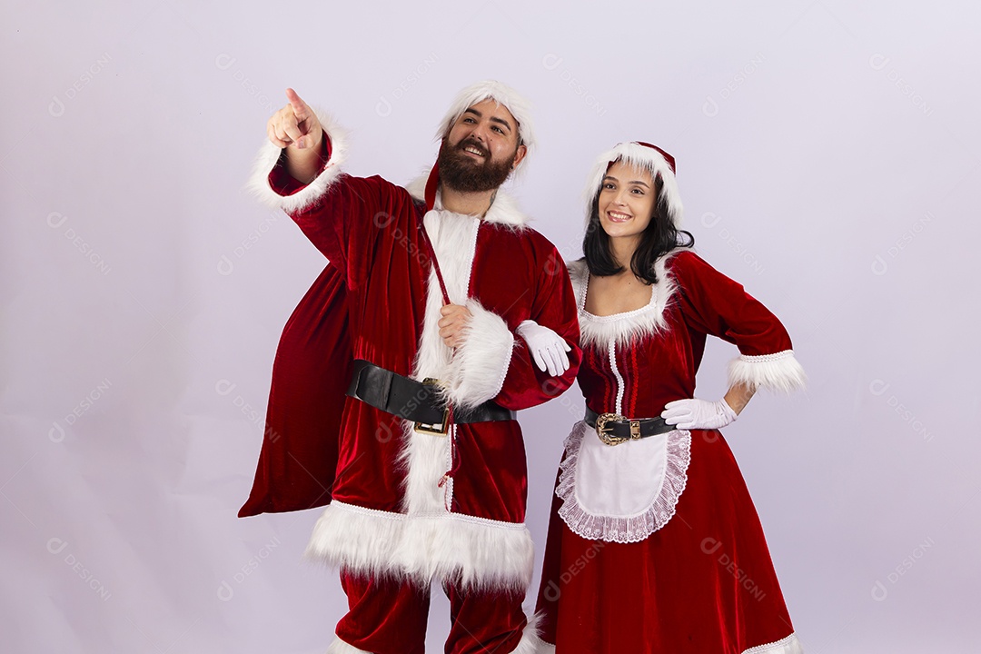 Papai Noel e jovem sobre fundo branco