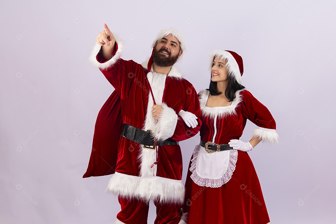 Papai Noel e jovem sobre fundo branco