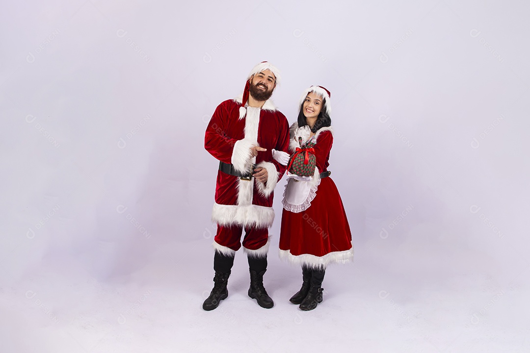 Papai e Noel e mamãe Noel sobre fundo branco