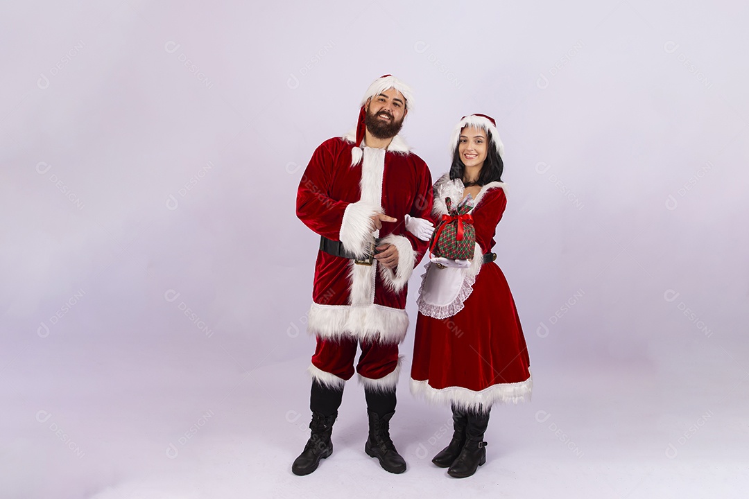 Papai e Noel e mamãe Noel sobre fundo branco