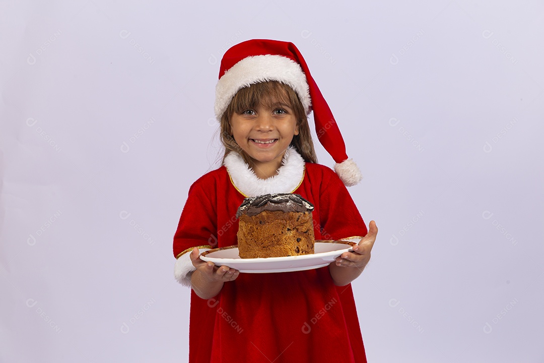 Linda menina segurando delicioso panetone