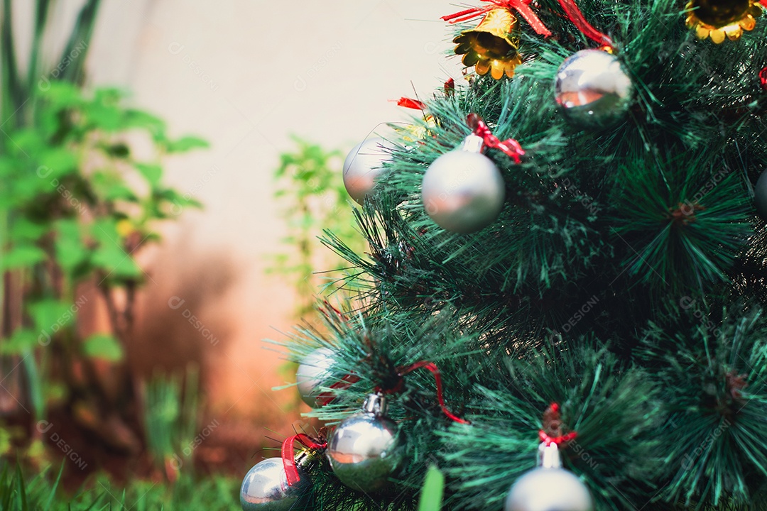 Árvore de Natal no jardim de verão com espaço para texto IA generativa