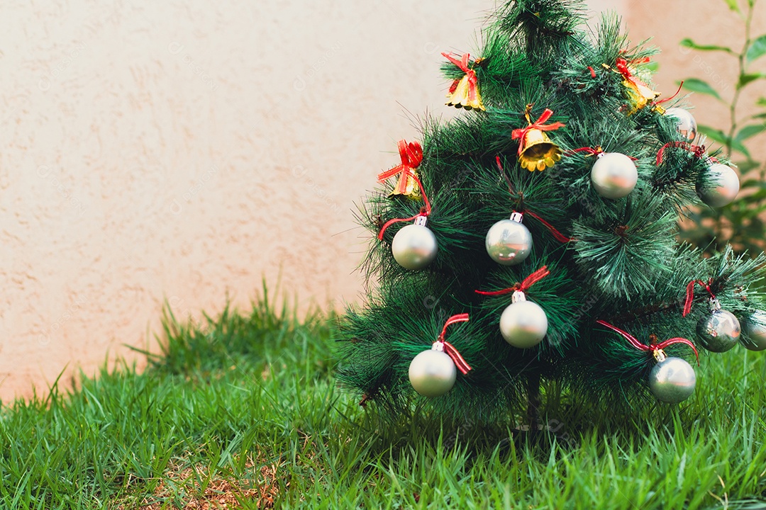 Árvore de Natal no jardim de verão com espaço para texto IA generativa