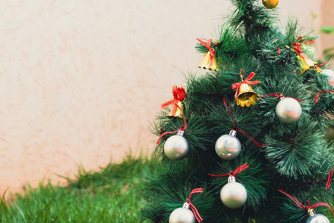 Árvore de Natal no jardim de verão com espaço para texto IA generativa