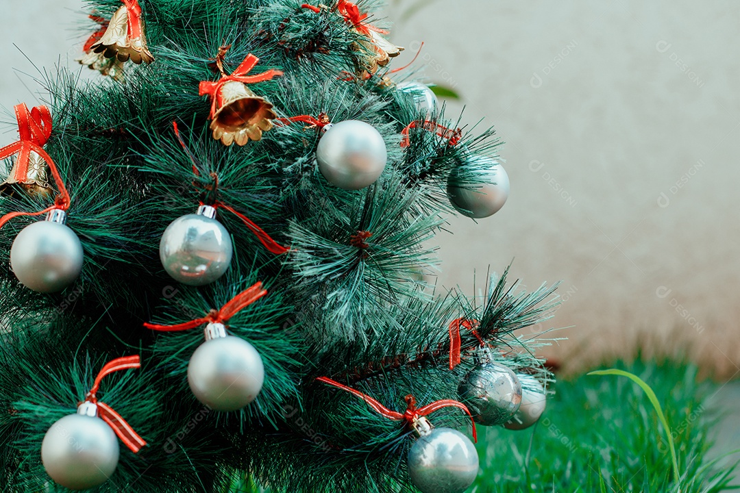 Árvore de Natal no jardim de verão com espaço para texto IA generativa