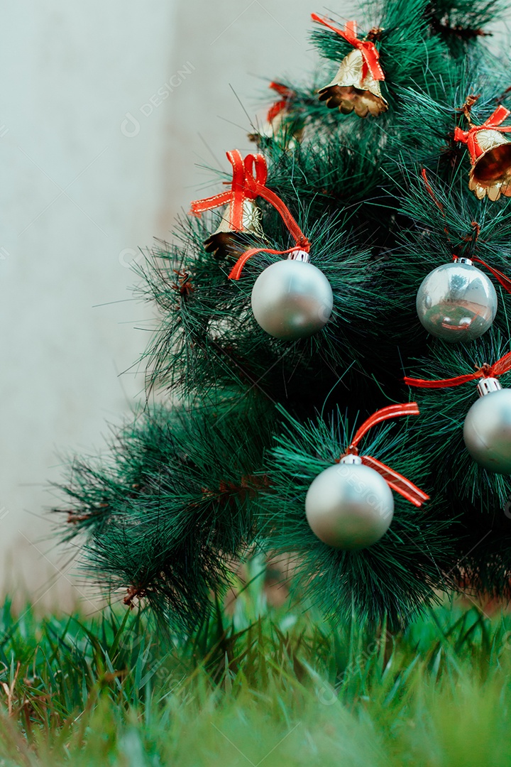 Árvore de Natal no jardim de verão com espaço para texto IA generativa