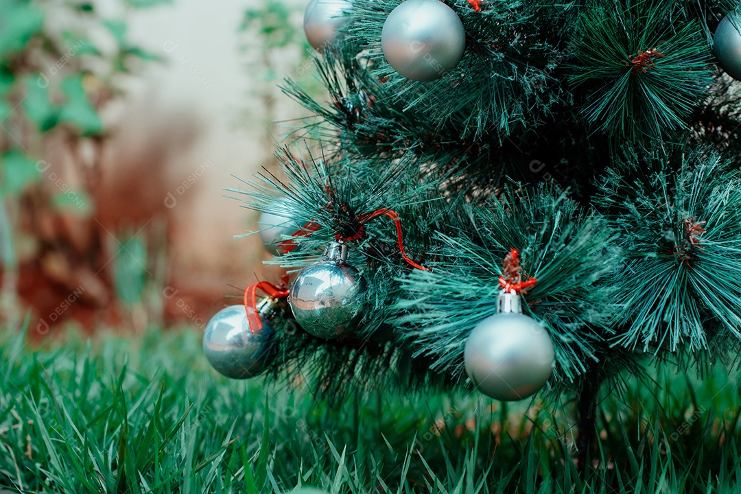 Árvore de Natal no jardim de verão com espaço para texto IA generativa