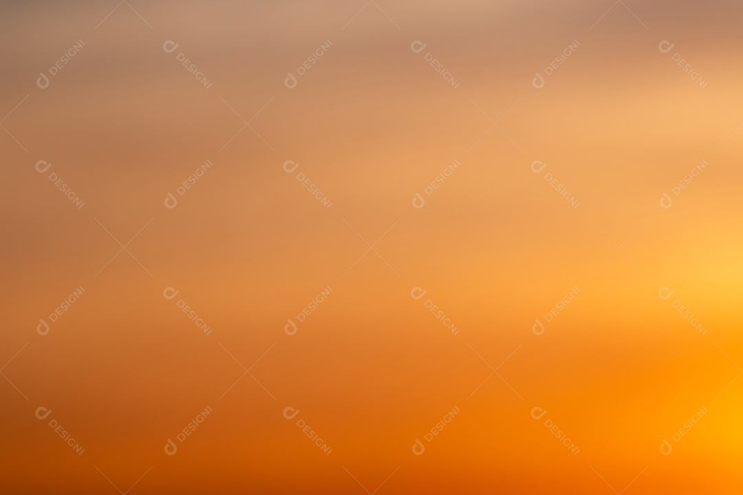 Nuvens douradas laranja e luz solar no céu