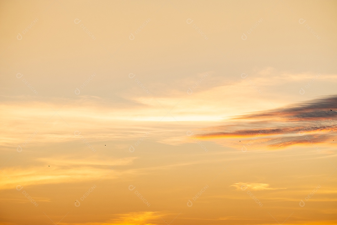 Nuvens douradas laranja e luz solar no céu
