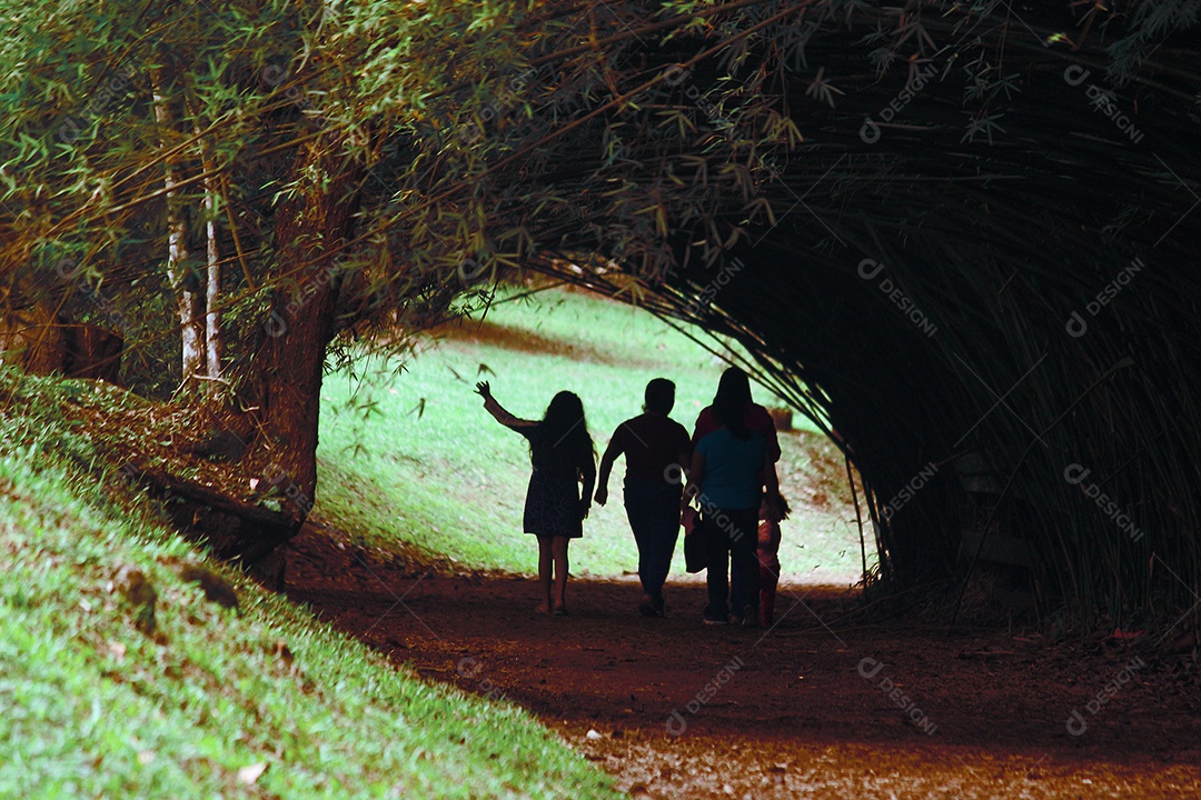 Silhueta de pessoas sobre tunel