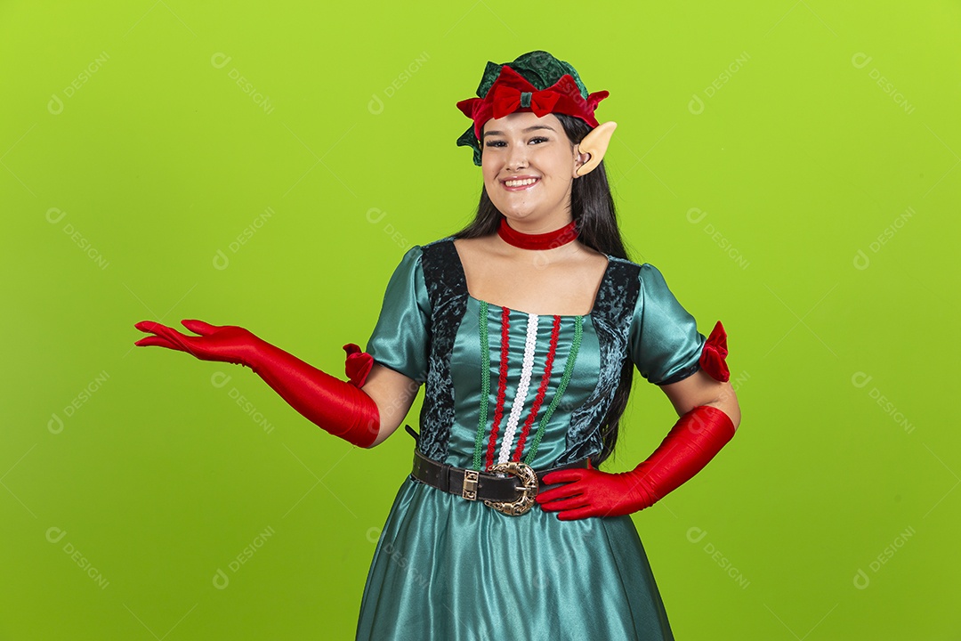 Linda jovem com fantasia de duende de natal
