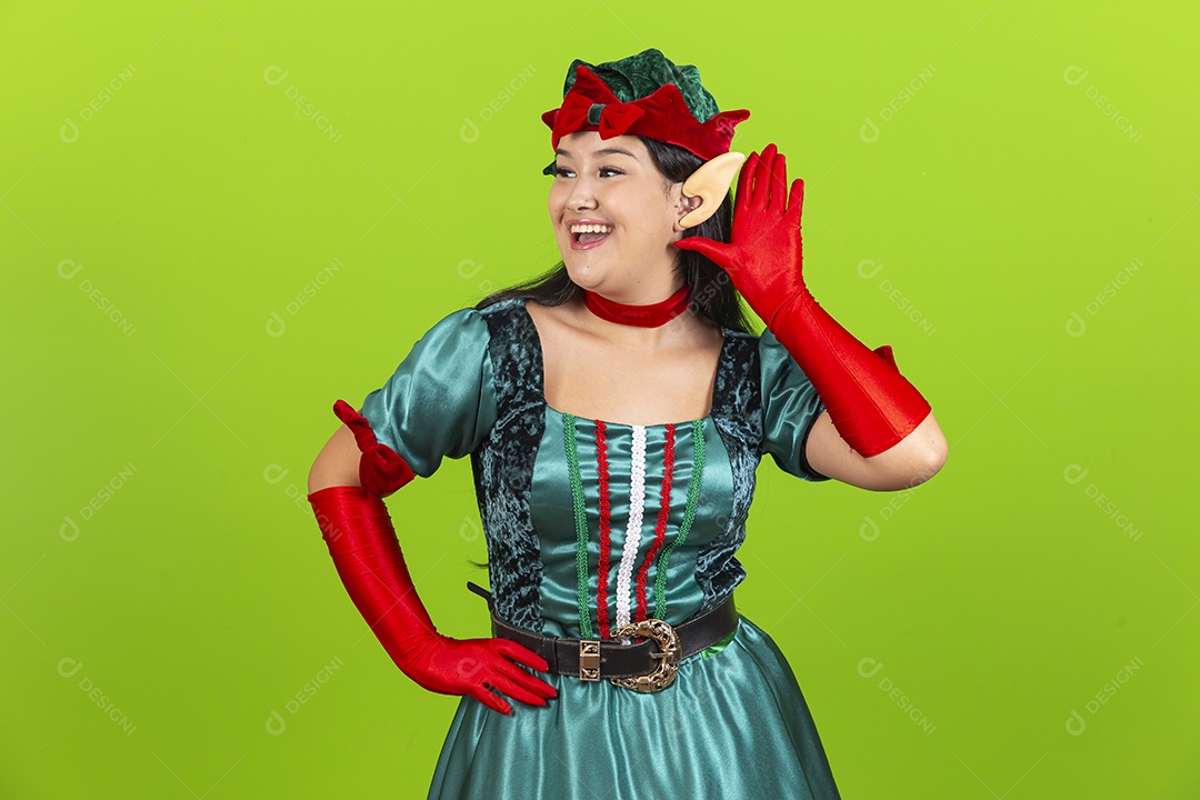 Linda jovem com fantasia de duende de natal