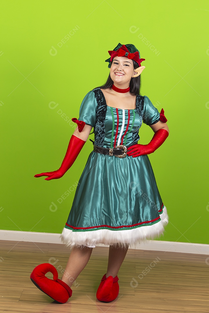 Linda jovem com fantasia de duende de natal