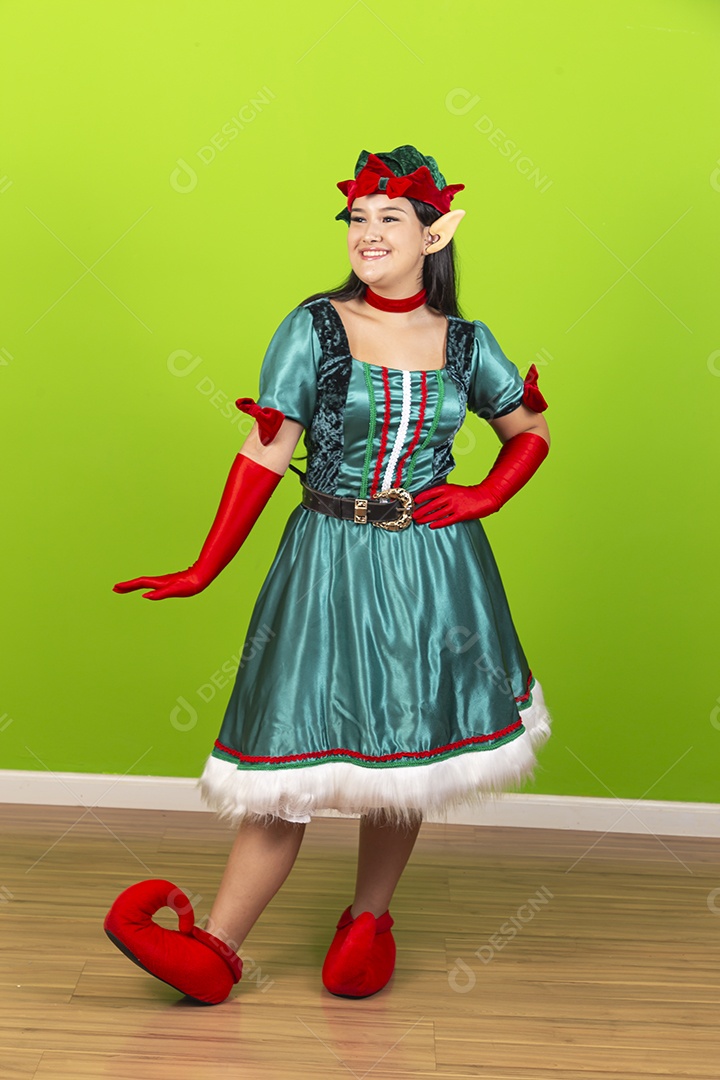 Linda jovem com fantasia de duende de natal