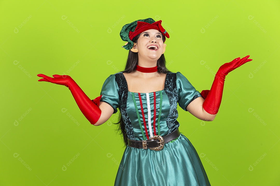 Linda jovem com fantasia de duende de natal