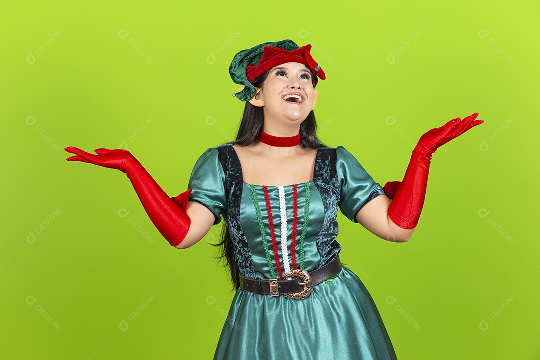 Linda jovem com fantasia de duende de natal