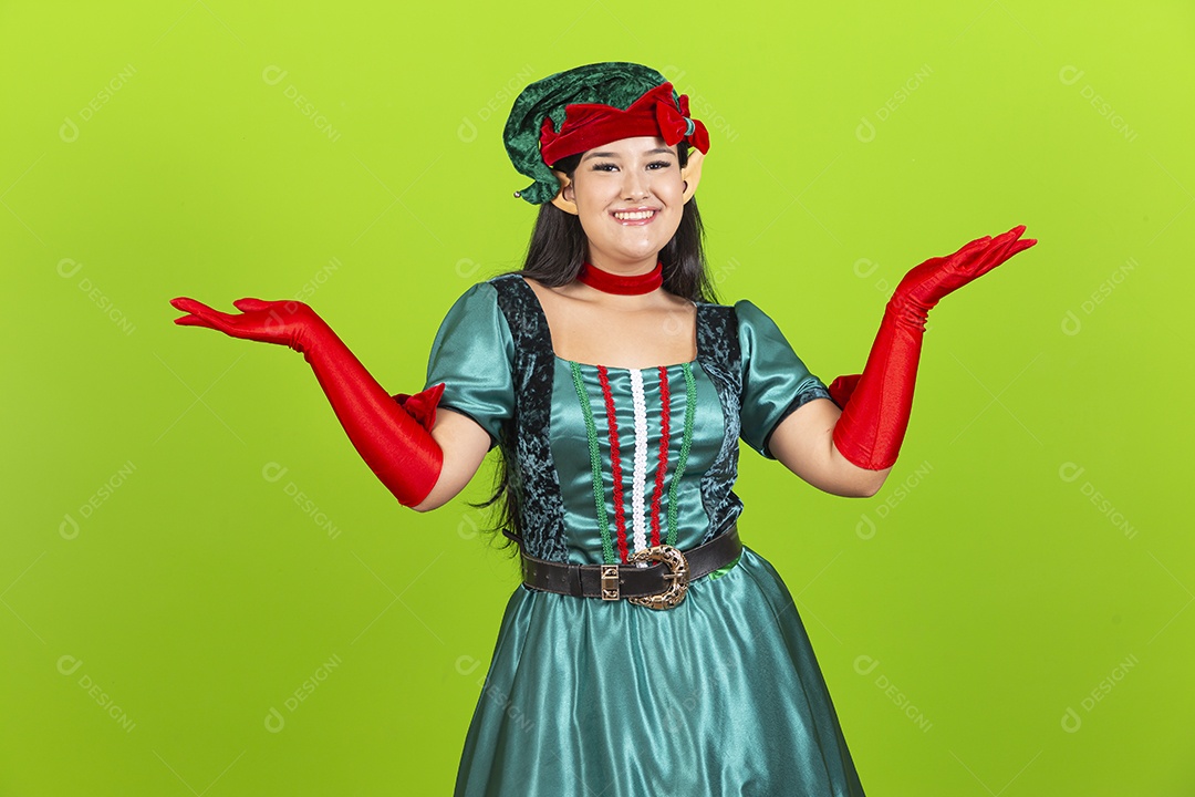 Linda jovem com fantasia de duende de natal