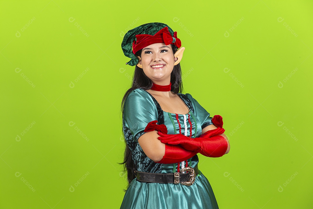 Linda jovem com fantasia de duende de natal