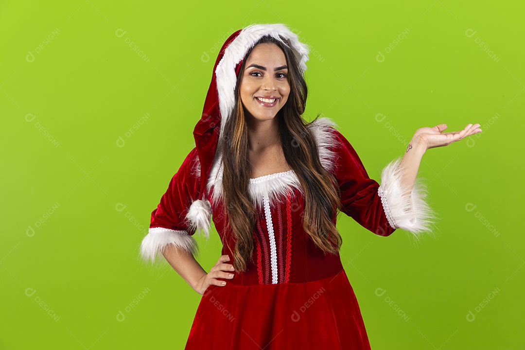 Jovem fantasiada de Mamãe Noel