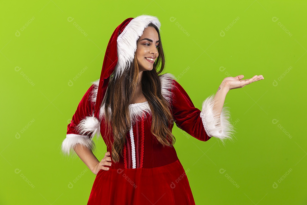 Jovem fantasiada de Mamãe Noel