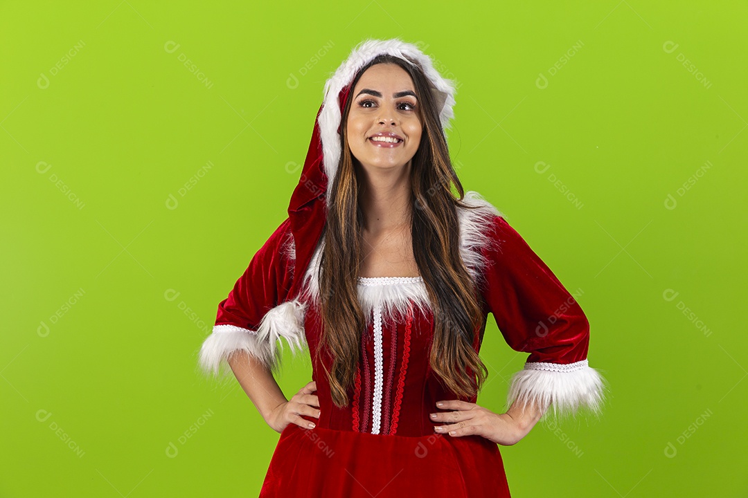 Jovem fantasiada de Mamãe Noel