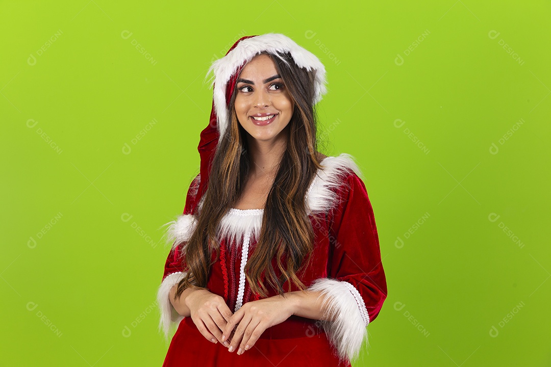 Jovem com fantasia de Mamãe Noel