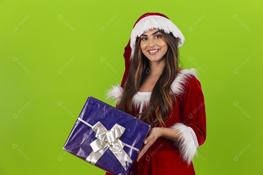 Jovem com fantasia de Mamãe Noel