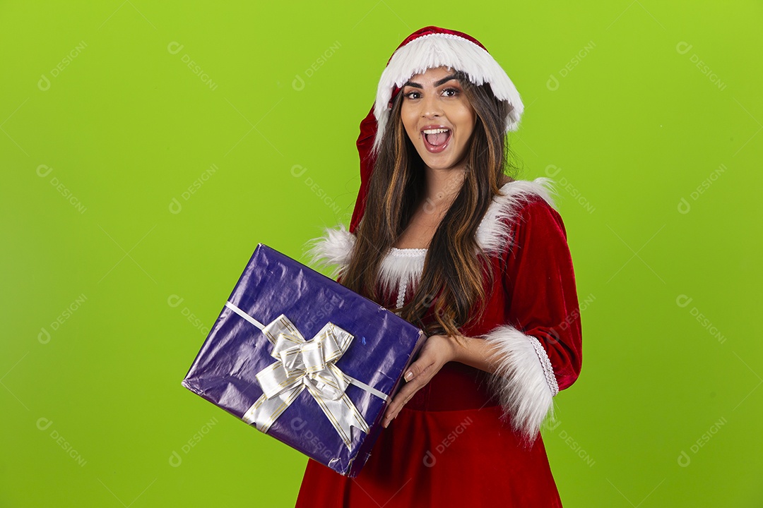 Jovem com fantasia de Mamãe Noel