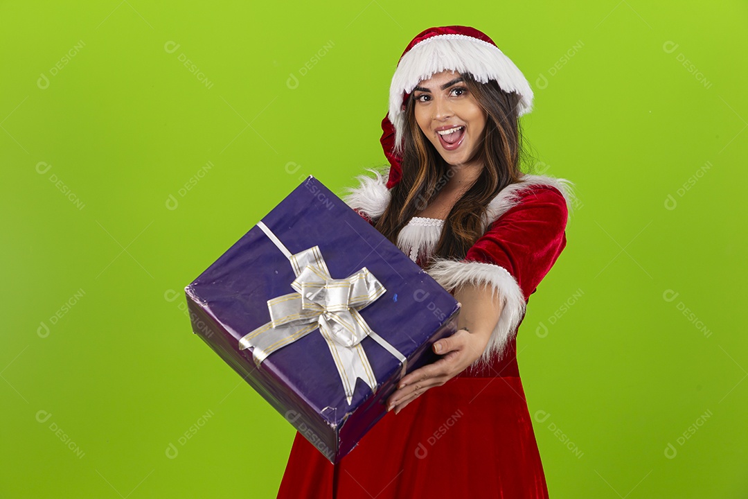 Jovem com fantasia de Mamãe Noel