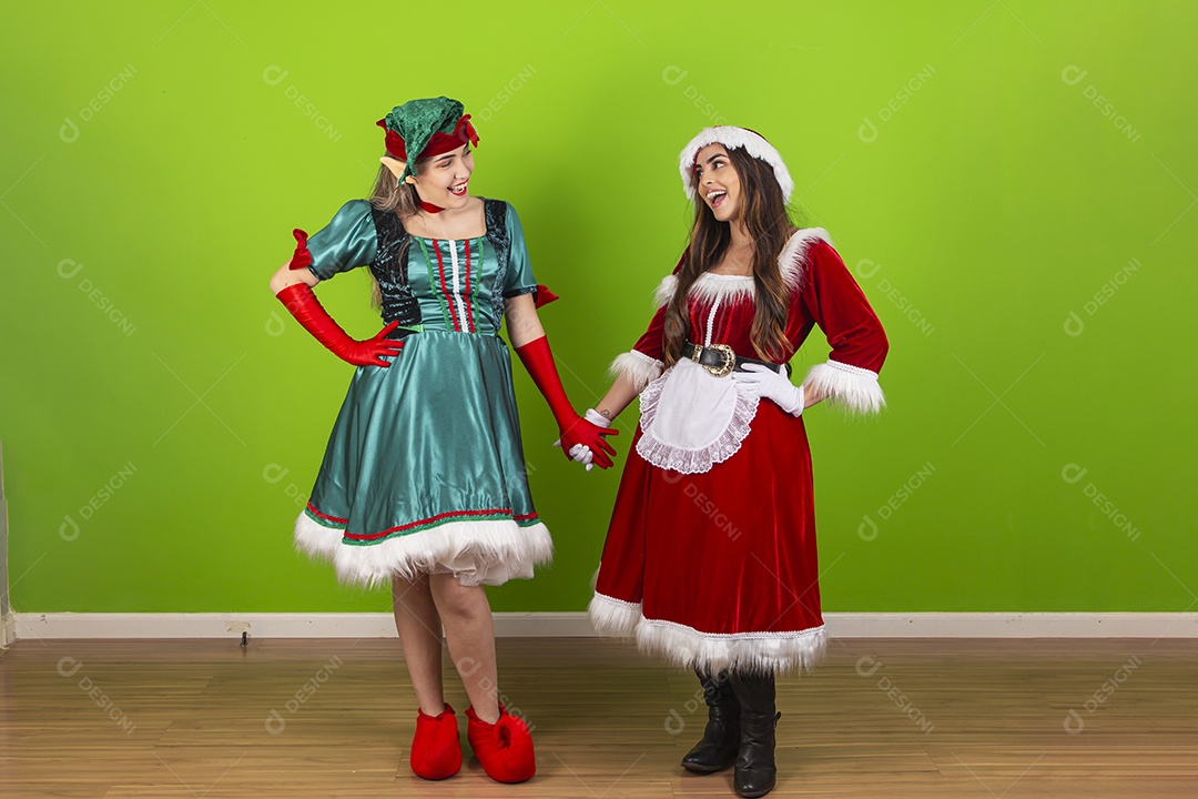 Lindas jovens fantasiadas de duende e Mamãe Noel