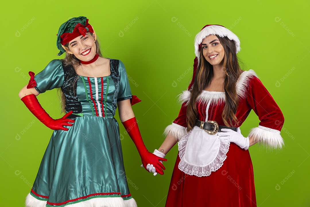 Lindas jovens fantasiadas de duende e Mamãe Noel