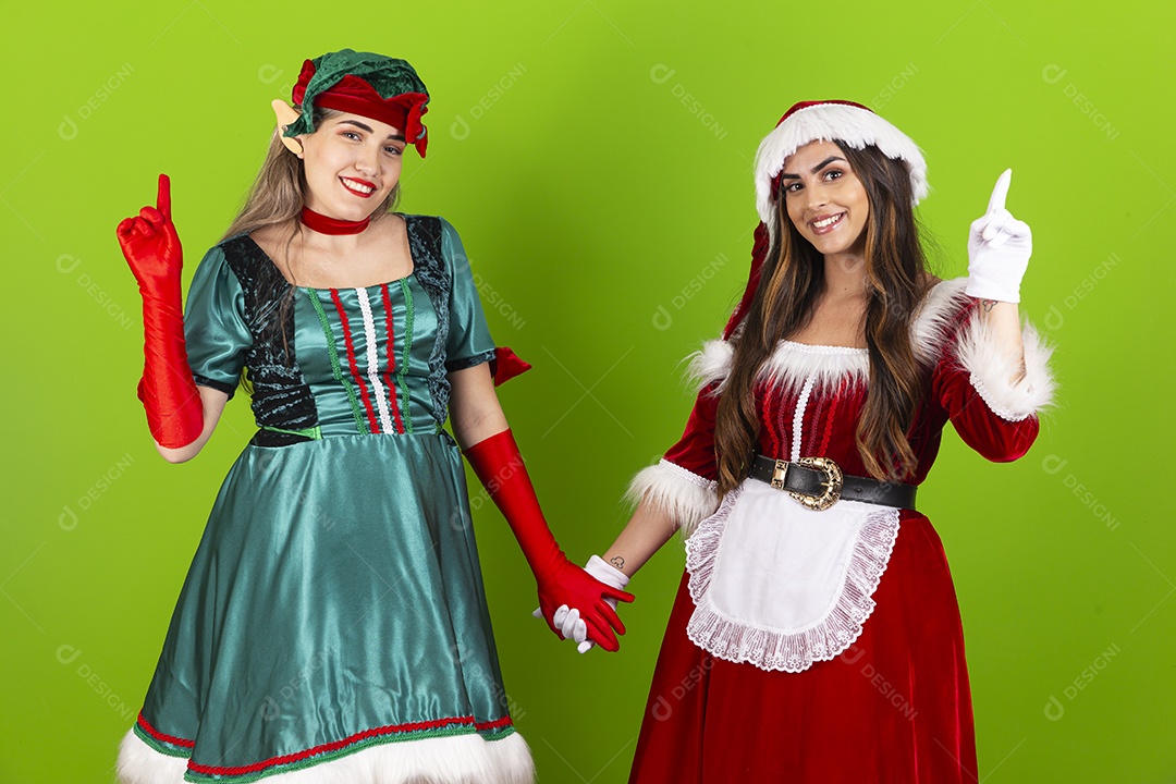 Lindas jovens fantasiadas de duende e Mamãe Noel