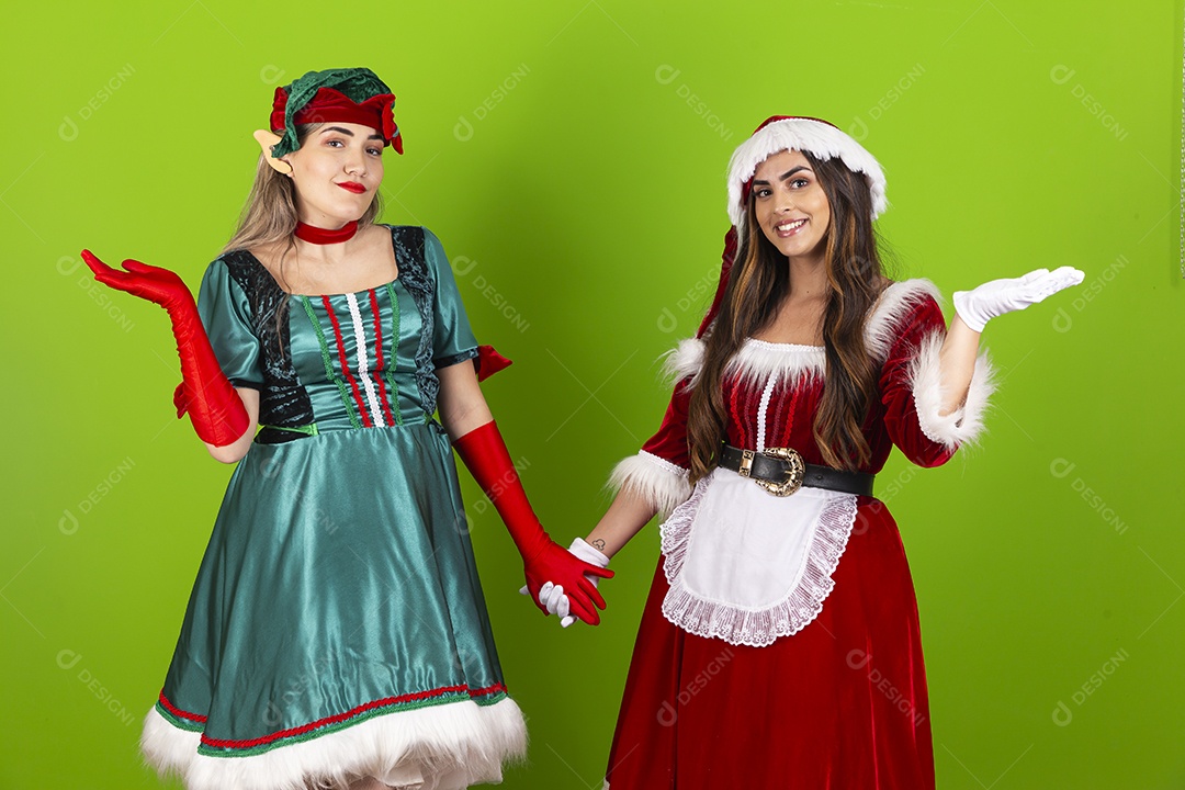 Lindas jovens fantasiadas de duende e Mamãe Noel