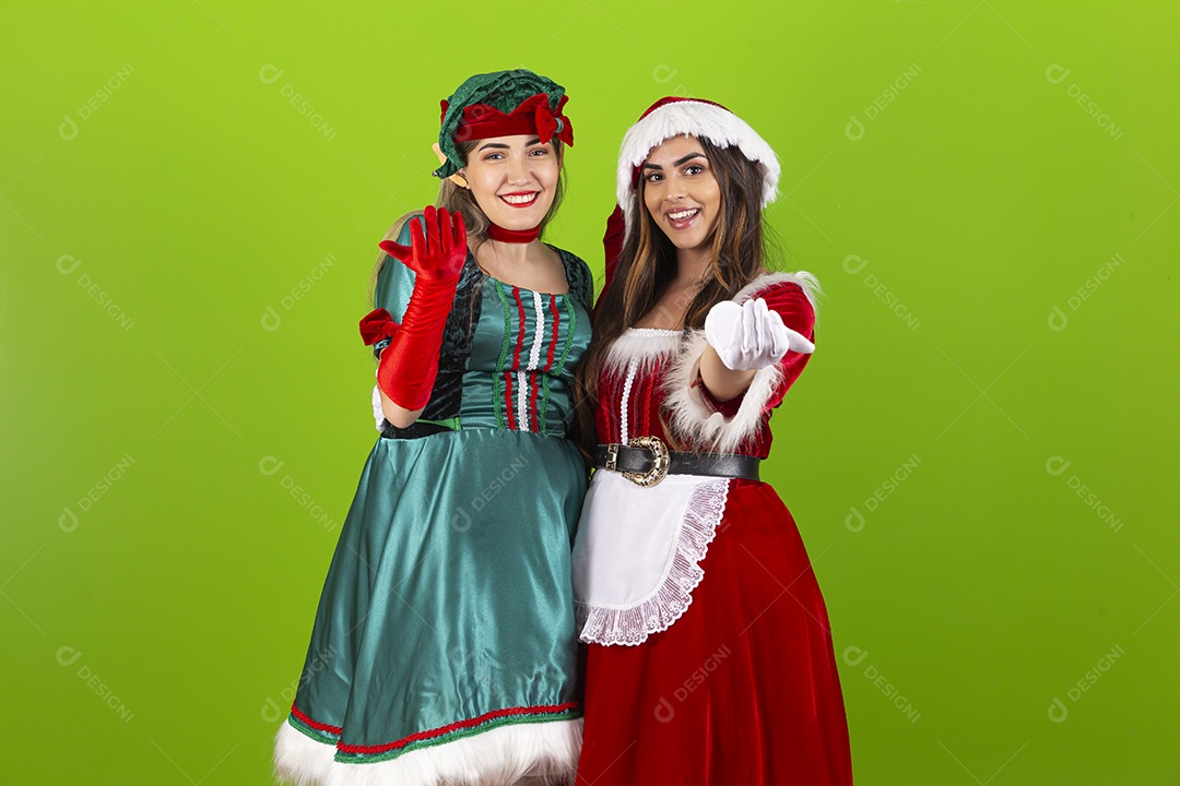 Lindas jovens fantasiadas de duende e Mamãe Noel