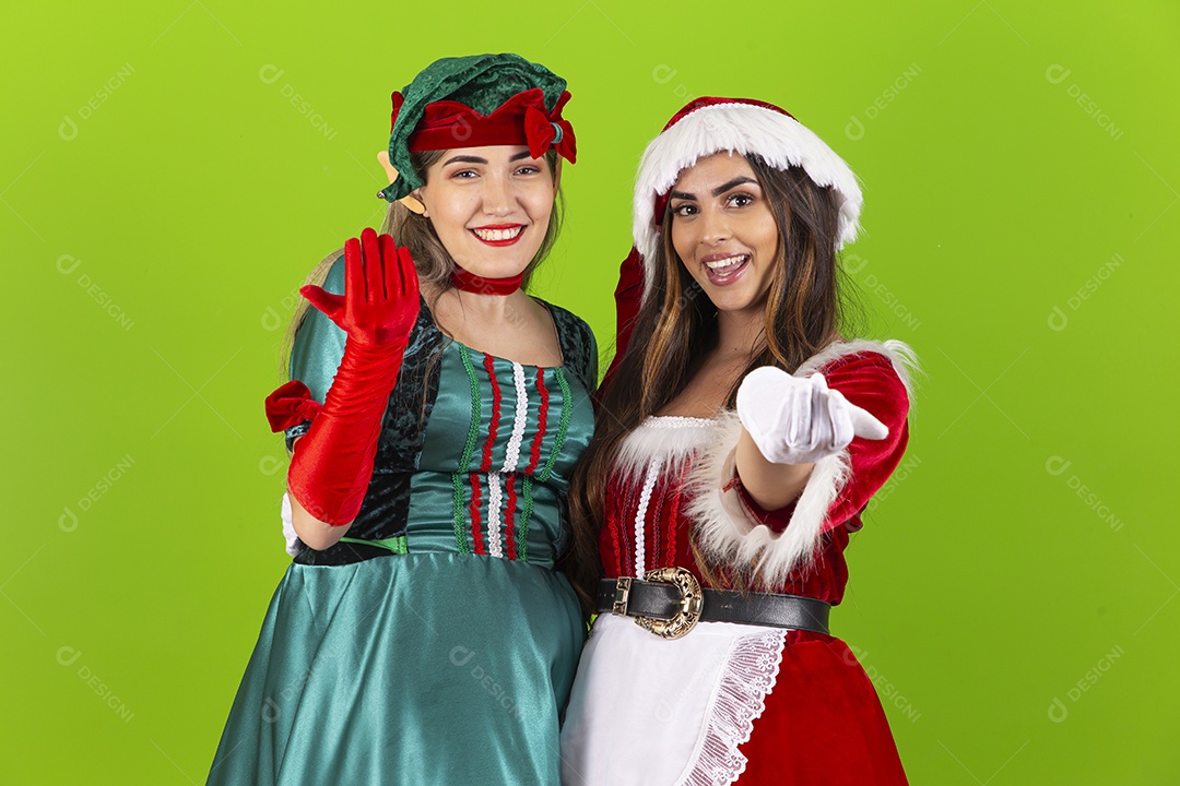 Lindas jovens fantasiadas de duende e Mamãe Noel