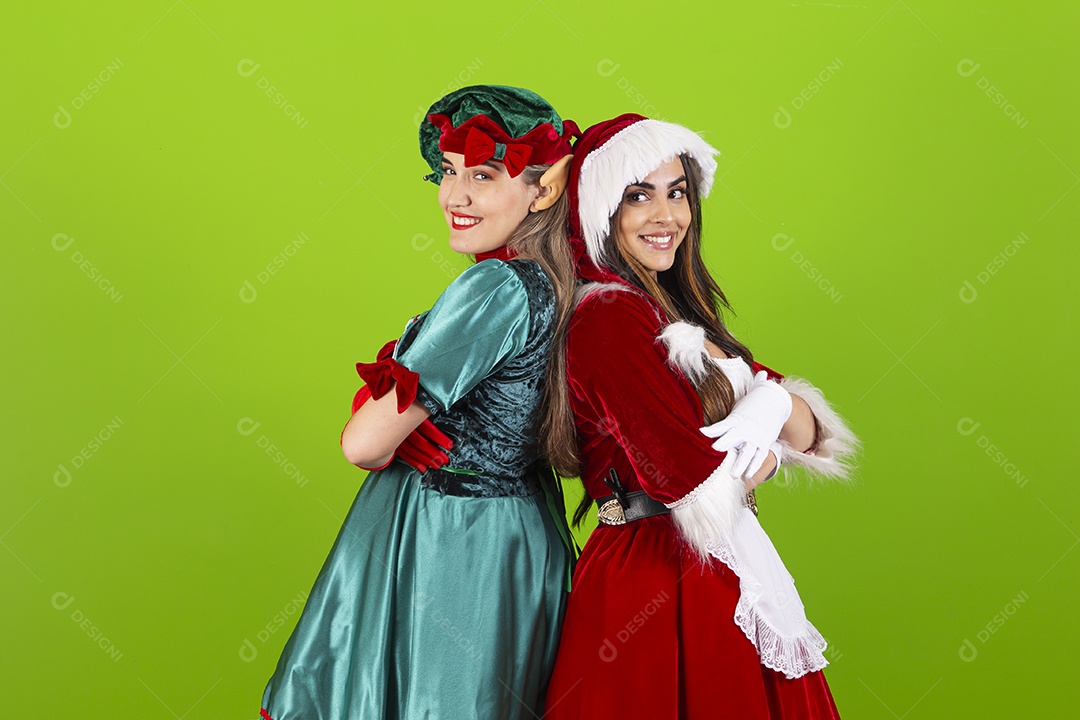 Jovens com fantasia de duende e Mamãe Noel