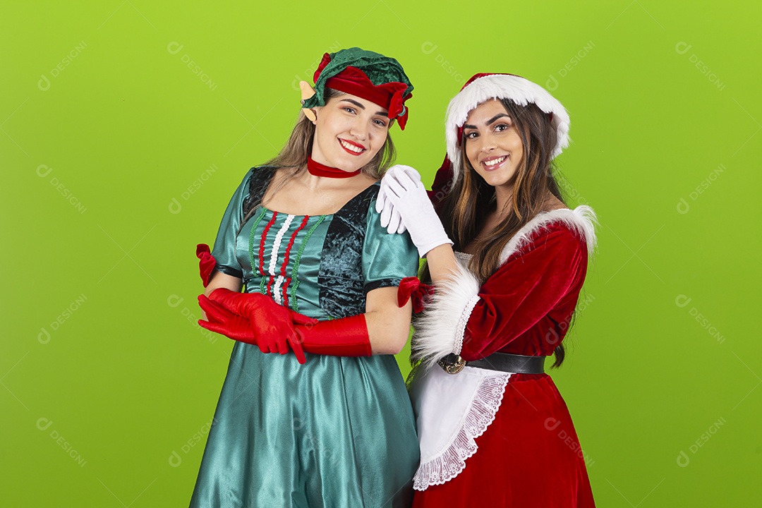 Jovens com fantasia de duende e Mamãe Noel