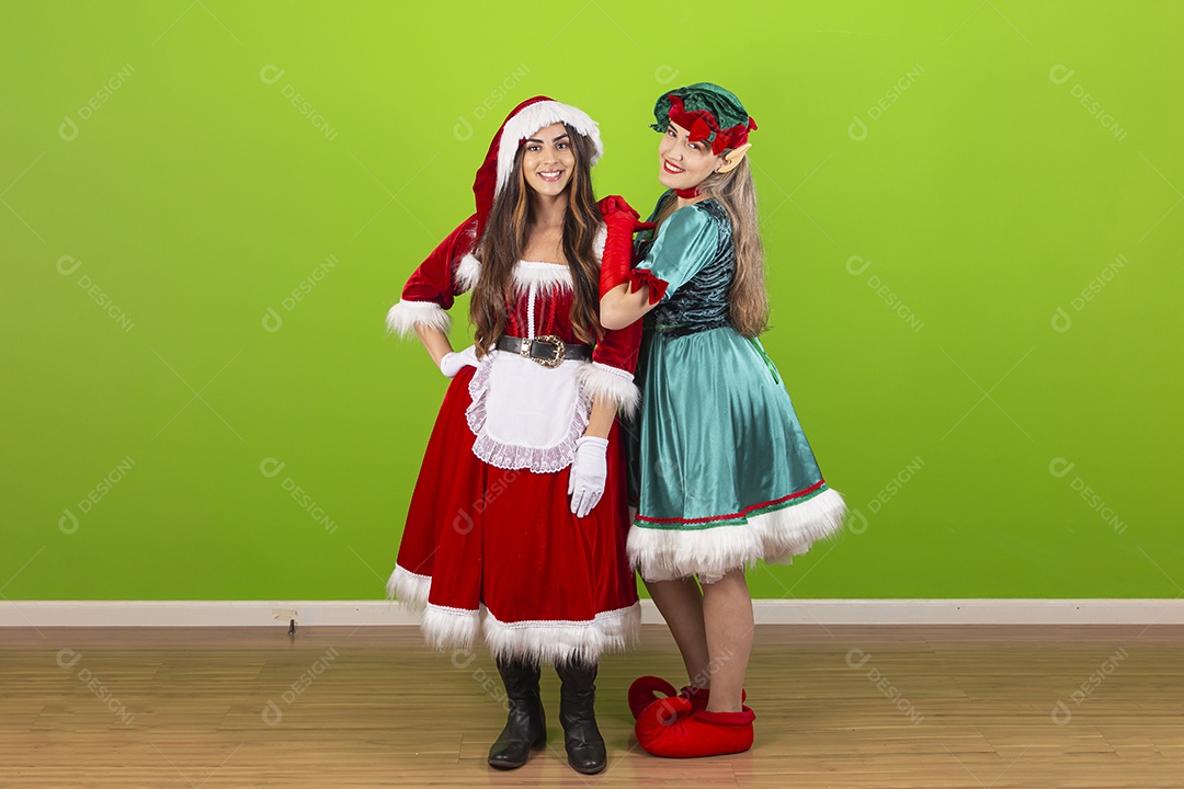 Jovens com fantasia de duende e Mamãe Noel
