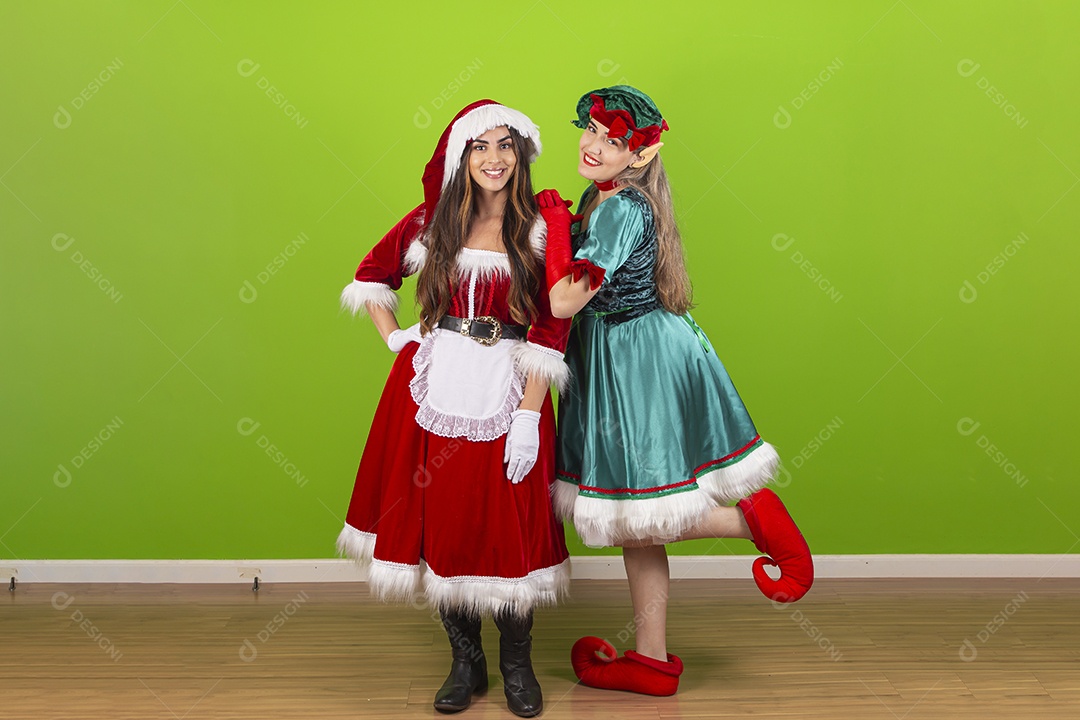 Jovens com fantasia de duende e Mamãe Noel