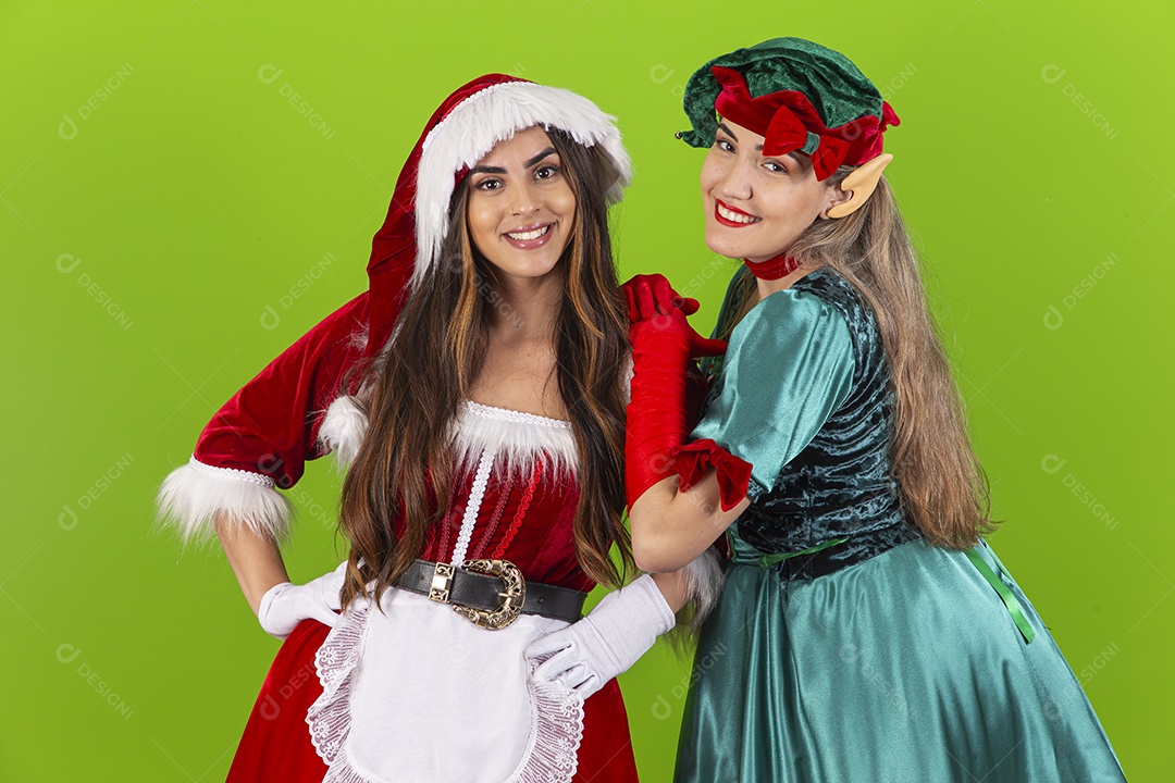Jovens com fantasia de duende e Mamãe Noel
